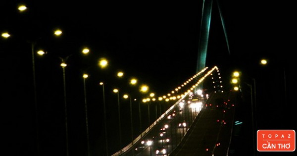 Cầu Cần Thơ với hệ thống đèn chiếu sáng rực rỡ về đêm