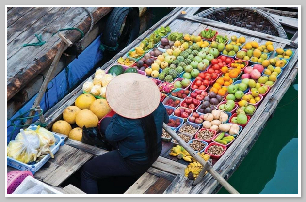 Cửa hàng trên thuyền bán đa dạng các loại quả đặc trưng ở Cần Thơ 