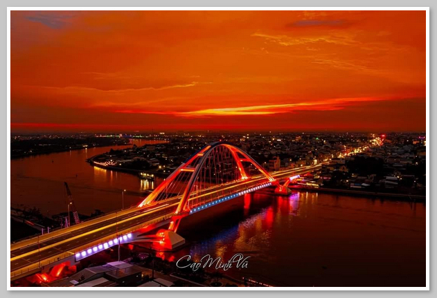 Cầu Trần Hoàng Na lung linh trong ánh đèn vào buổi tối
