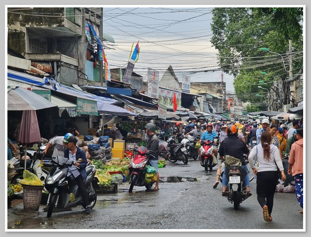 Chợ An Lạc thường xuyên tấp nập người mua kẻ bán