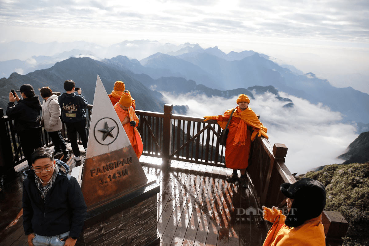 Chạm tay vào cột mốc Fansipan