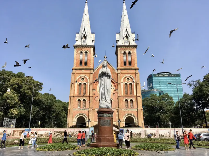 Dạo quanh Nhà thờ Đức Bà